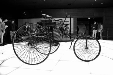 STUTTGART, GERMANY 11 Ekim 2025: Mercedes-Benz Müzesi 'nde sergilenen klasik Mercedes-Benz otomobili, Alman otomotiv mühendisliğinin mirasını ön plana çıkarıyor