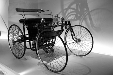 STUTTGART, GERMANY 11 Ekim 2025: Mercedes-Benz Müzesi 'nde sergilenen klasik Mercedes-Benz otomobili, Alman otomotiv mühendisliğinin mirasını ön plana çıkarıyor