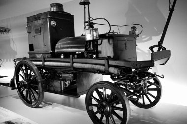 STUTTGART, GERMANY 11 Ekim 2025: Mercedes-Benz Müzesi 'nde sergilenen klasik Mercedes-Benz otomobili, Alman otomotiv mühendisliğinin mirasını ön plana çıkarıyor