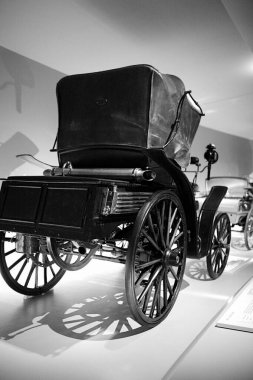 STUTTGART, GERMANY 11 Ekim 2025: Mercedes-Benz Müzesi 'nde sergilenen klasik Mercedes-Benz otomobili, Alman otomotiv mühendisliğinin mirasını ön plana çıkarıyor