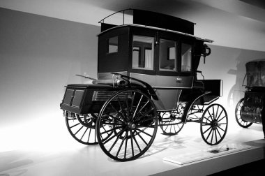 STUTTGART, GERMANY 11 Ekim 2025: Mercedes-Benz Müzesi 'nde sergilenen klasik Mercedes-Benz otomobili, Alman otomotiv mühendisliğinin mirasını ön plana çıkarıyor