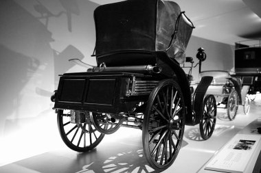 STUTTGART, GERMANY 11 Ekim 2025: Mercedes-Benz Müzesi 'nde sergilenen klasik Mercedes-Benz otomobili, Alman otomotiv mühendisliğinin mirasını ön plana çıkarıyor