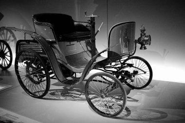 STUTTGART, GERMANY 11 Ekim 2025: Mercedes-Benz Müzesi 'nde sergilenen klasik Mercedes-Benz otomobili, Alman otomotiv mühendisliğinin mirasını ön plana çıkarıyor