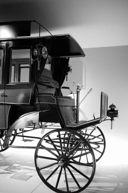 STUTTGART, GERMANY 11 Ekim 2025: Mercedes-Benz Müzesi 'nde sergilenen klasik Mercedes-Benz otomobili, Alman otomotiv mühendisliğinin mirasını ön plana çıkarıyor