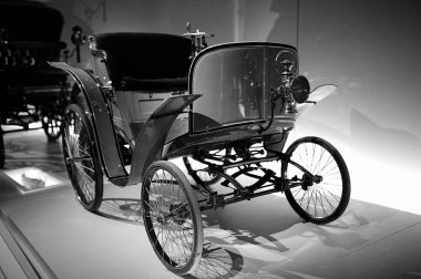 STUTTGART, GERMANY 11 Ekim 2025: Mercedes-Benz Müzesi 'nde sergilenen klasik Mercedes-Benz otomobili, Alman otomotiv mühendisliğinin mirasını ön plana çıkarıyor