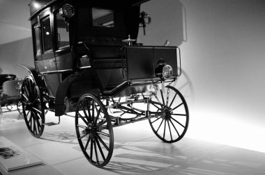 STUTTGART, GERMANY 11 Ekim 2025: Mercedes-Benz Müzesi 'nde sergilenen klasik Mercedes-Benz otomobili, Alman otomotiv mühendisliğinin mirasını ön plana çıkarıyor