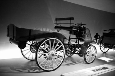 STUTTGART, GERMANY 11 Ekim 2025: Mercedes-Benz Müzesi 'nde sergilenen klasik Mercedes-Benz otomobili, Alman otomotiv mühendisliğinin mirasını ön plana çıkarıyor