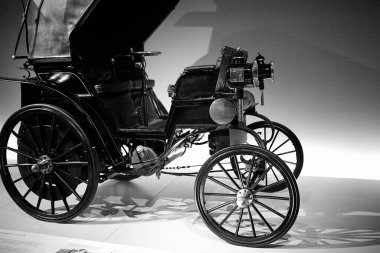 STUTTGART, GERMANY 11 Ekim 2025: Mercedes-Benz Müzesi 'nde sergilenen klasik Mercedes-Benz otomobili, Alman otomotiv mühendisliğinin mirasını ön plana çıkarıyor