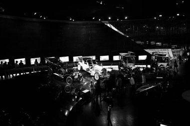 STUTTGART, GERMANY 11 Ekim 2025: Mercedes-Benz Müzesi 'nde sergilenen klasik Mercedes-Benz otomobili, Alman otomotiv mühendisliğinin mirasını ön plana çıkarıyor