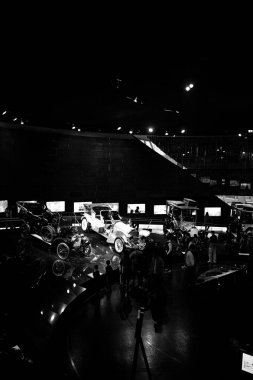 STUTTGART, GERMANY 11 Ekim 2025: Mercedes-Benz Müzesi 'nde sergilenen klasik Mercedes-Benz otomobili, Alman otomotiv mühendisliğinin mirasını ön plana çıkarıyor