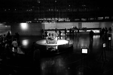 STUTTGART, GERMANY 11 Ekim 2025: Mercedes-Benz Müzesi 'nde sergilenen klasik Mercedes-Benz otomobili, Alman otomotiv mühendisliğinin mirasını ön plana çıkarıyor