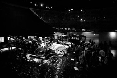 STUTTGART, GERMANY 11 Ekim 2025: Mercedes-Benz Müzesi 'nde sergilenen klasik Mercedes-Benz otomobili, Alman otomotiv mühendisliğinin mirasını ön plana çıkarıyor