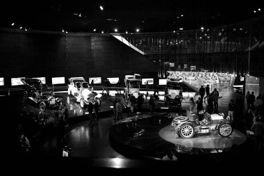 STUTTGART, GERMANY 11 Ekim 2025: Mercedes-Benz Müzesi 'nde sergilenen klasik Mercedes-Benz otomobili, Alman otomotiv mühendisliğinin mirasını ön plana çıkarıyor