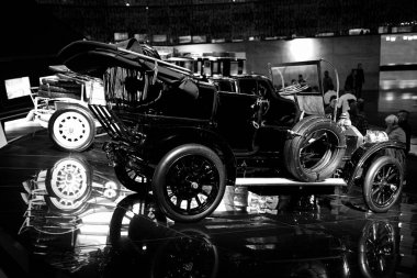 STUTTGART, GERMANY 11 Ekim 2025: Mercedes-Benz Müzesi 'nde sergilenen klasik Mercedes-Benz otomobili, Alman otomotiv mühendisliğinin mirasını ön plana çıkarıyor