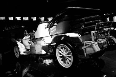 STUTTGART, GERMANY 11 Ekim 2025: Mercedes-Benz Müzesi 'nde sergilenen klasik Mercedes-Benz otomobili, Alman otomotiv mühendisliğinin mirasını ön plana çıkarıyor