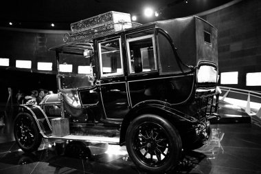 STUTTGART, GERMANY 11 Ekim 2025: Mercedes-Benz Müzesi 'nde sergilenen klasik Mercedes-Benz otomobili, Alman otomotiv mühendisliğinin mirasını ön plana çıkarıyor