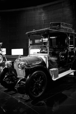 STUTTGART, GERMANY - 23, 2024 - Mercedes Benz arabalı galeri Stuttgart, Almanya 'daki Mercedes Benz Müzesi
