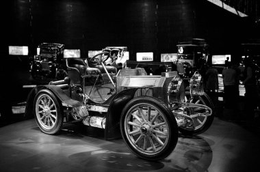 STUTTGART, GERMANY 11 Ekim 2025: Mercedes-Benz Müzesi 'nde sergilenen klasik Mercedes-Benz otomobili, Alman otomotiv mühendisliğinin mirasını ön plana çıkarıyor