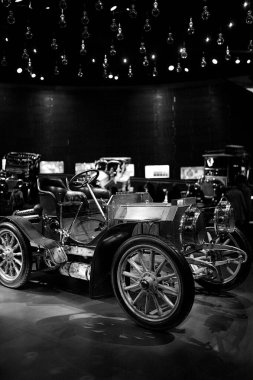 STUTTGART, GERMANY - 23, 2024 - Mercedes Benz arabalı galeri Stuttgart, Almanya 'daki Mercedes Benz Müzesi