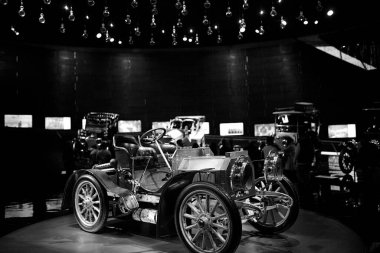 STUTTGART, GERMANY 11 Ekim 2025: Mercedes-Benz Müzesi 'nde sergilenen klasik Mercedes-Benz otomobili, Alman otomotiv mühendisliğinin mirasını ön plana çıkarıyor