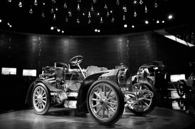STUTTGART, GERMANY - 23, 2024 - Mercedes Benz arabalı galeri Stuttgart, Almanya 'daki Mercedes Benz Müzesi