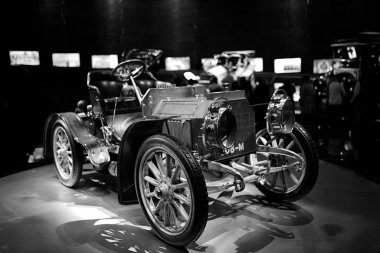 STUTTGART, GERMANY 11 Ekim 2025: Mercedes-Benz Müzesi 'nde sergilenen klasik Mercedes-Benz otomobili, Alman otomotiv mühendisliğinin mirasını ön plana çıkarıyor