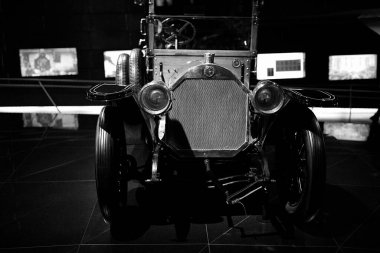 STUTTGART, GERMANY 11 Ekim 2025: Mercedes-Benz Müzesi 'nde sergilenen klasik Mercedes-Benz otomobili, Alman otomotiv mühendisliğinin mirasını ön plana çıkarıyor