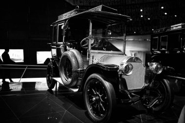 STUTTGART, GERMANY - 23, 2024 - Mercedes Benz arabalı galeri Stuttgart, Almanya 'daki Mercedes Benz Müzesi