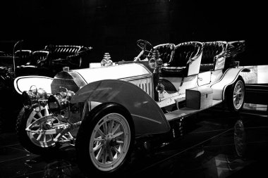 STUTTGART, GERMANY - 23, 2024 - Mercedes Benz arabalı galeri Stuttgart, Almanya 'daki Mercedes Benz Müzesi