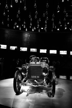 STUTTGART, GERMANY - 23, 2024 - Mercedes Benz arabalı galeri Stuttgart, Almanya 'daki Mercedes Benz Müzesi