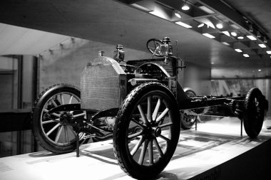 STUTTGART, GERMANY - 23, 2024 - Mercedes Benz arabalı galeri Stuttgart, Almanya 'daki Mercedes Benz Müzesi