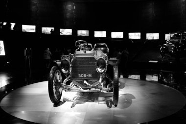 STUTTGART, GERMANY 11 Ekim 2025: Mercedes-Benz Müzesi 'nde sergilenen klasik Mercedes-Benz otomobili, Alman otomotiv mühendisliğinin mirasını ön plana çıkarıyor