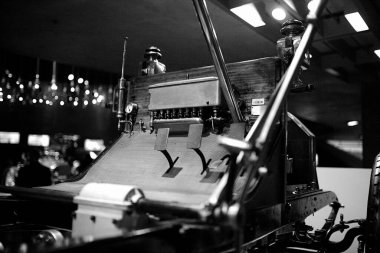 STUTTGART, GERMANY - 23, 2024 - Mercedes Benz arabalı galeri Stuttgart, Almanya 'daki Mercedes Benz Müzesi