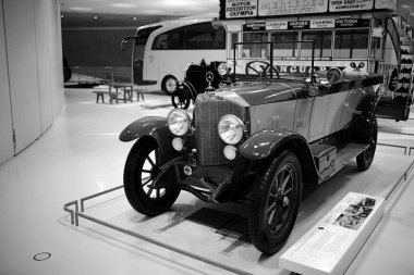 STUTTGART, GERMANY 11 Ekim 2025: Mercedes-Benz Müzesi 'nde sergilenen klasik Mercedes-Benz otomobili, Alman otomotiv mühendisliğinin mirasını ön plana çıkarıyor