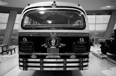 STUTTGART, GERMANY 11 Ekim 2025: Mercedes-Benz Müzesi 'nde sergilenen klasik Mercedes-Benz otomobili, Alman otomotiv mühendisliğinin mirasını ön plana çıkarıyor