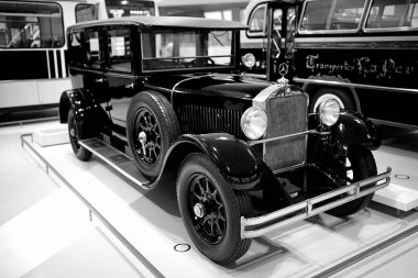 STUTTGART, GERMANY 11 Ekim 2025: Mercedes-Benz Müzesi 'nde sergilenen klasik Mercedes-Benz otomobili, Alman otomotiv mühendisliğinin mirasını ön plana çıkarıyor