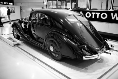 STUTTGART, GERMANY 11 Ekim 2025: Mercedes-Benz Müzesi 'nde sergilenen klasik Mercedes-Benz otomobili, Alman otomotiv mühendisliğinin mirasını ön plana çıkarıyor