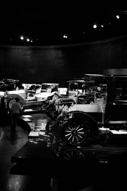 STUTTGART, GERMANY - 23, 2024 - Mercedes Benz arabalı galeri Stuttgart, Almanya 'daki Mercedes Benz Müzesi