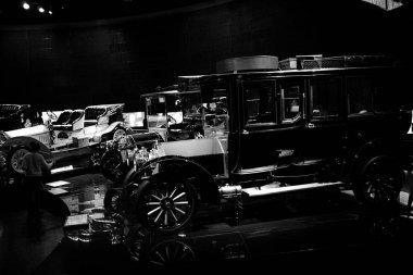 STUTTGART, GERMANY - 23, 2024 - Mercedes Benz arabalı galeri Stuttgart, Almanya 'daki Mercedes Benz Müzesi