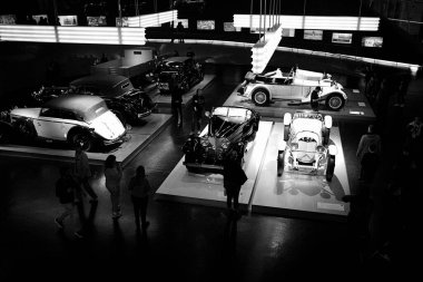 STUTTGART, GERMANY - 23, 2024 - Mercedes Benz arabalı galeri Stuttgart, Almanya 'daki Mercedes Benz Müzesi