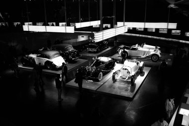 STUTTGART, GERMANY - 23, 2024 - Mercedes Benz arabalı galeri Stuttgart, Almanya 'daki Mercedes Benz Müzesi