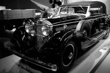 STUTTGART, GERMANY - 23, 2024 - Mercedes Benz arabalı galeri Stuttgart, Almanya 'daki Mercedes Benz Müzesi