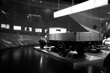 STUTTGART, GERMANY 11 Ekim 2025: Mercedes-Benz Müzesi 'nde sergilenen klasik Mercedes-Benz otomobili, Alman otomotiv mühendisliğinin mirasını ön plana çıkarıyor