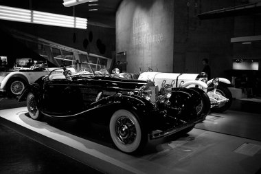 STUTTGART, GERMANY 11 Ekim 2025: Mercedes-Benz Müzesi 'nde sergilenen klasik Mercedes-Benz otomobili, Alman otomotiv mühendisliğinin mirasını ön plana çıkarıyor