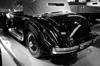 STUTTGART, GERMANY - 23, 2024 - Stuttgart 'taki Mercedes-Benz müzesinde markayla ilişkili tarihi Mercedes arabaları sergilenmektedir. Stuttgart 'taki Mercedes Benz Müzesi' nin içinde..