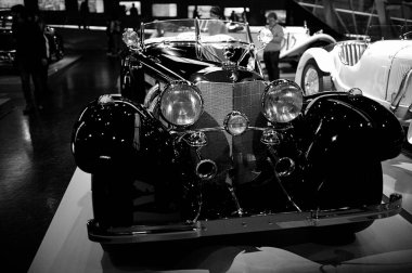 STUTTGART, GERMANY 11 Ekim 2025: Mercedes-Benz Müzesi 'nde sergilenen klasik Mercedes-Benz otomobili, Alman otomotiv mühendisliğinin mirasını ön plana çıkarıyor