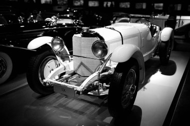 STUTTGART, GERMANY - 23, 2024 - Mercedes Benz arabalı galeri Stuttgart, Almanya 'daki Mercedes Benz Müzesi