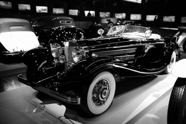 STUTTGART, GERMANY 11 Ekim 2025: Mercedes-Benz Müzesi 'nde sergilenen klasik Mercedes-Benz otomobili, Alman otomotiv mühendisliğinin mirasını ön plana çıkarıyor