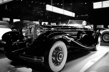 STUTTGART, GERMANY - 23, 2024 - Stuttgart 'taki Mercedes-Benz müzesinde markayla ilişkili tarihi Mercedes arabaları sergilenmektedir. Stuttgart 'taki Mercedes Benz Müzesi' nin içinde..