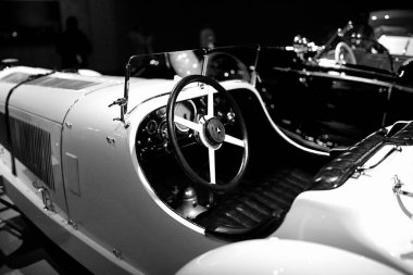 STUTTGART, GERMANY 11 Ekim 2025: Mercedes-Benz Müzesi 'nde sergilenen klasik Mercedes-Benz otomobili, Alman otomotiv mühendisliğinin mirasını ön plana çıkarıyor